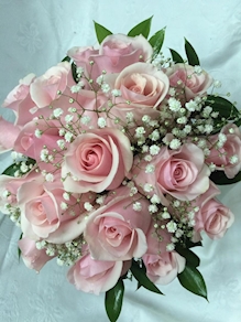 Ramo de 18 rosas, compuesto de las rosas, verdes variados, paniculata, celofán y lazo.