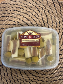 BANDEJA PINCHOS DE QUESO DE OVEJA CON ANCHOA Y ACEITUNA