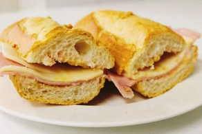 Bocadillo mixto de jamon cocido y queso